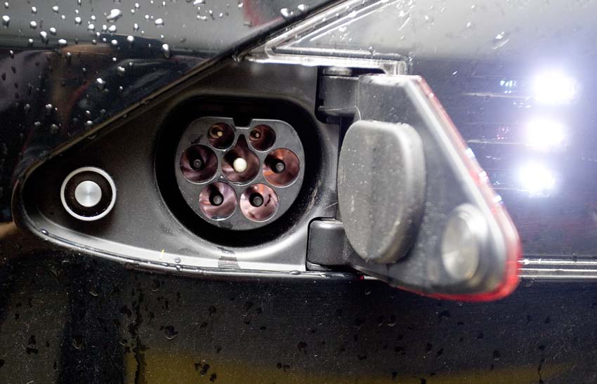 Zagreb, 30.06.2014 - Kratka probna voznja elektricnog automobila Tesla Model S