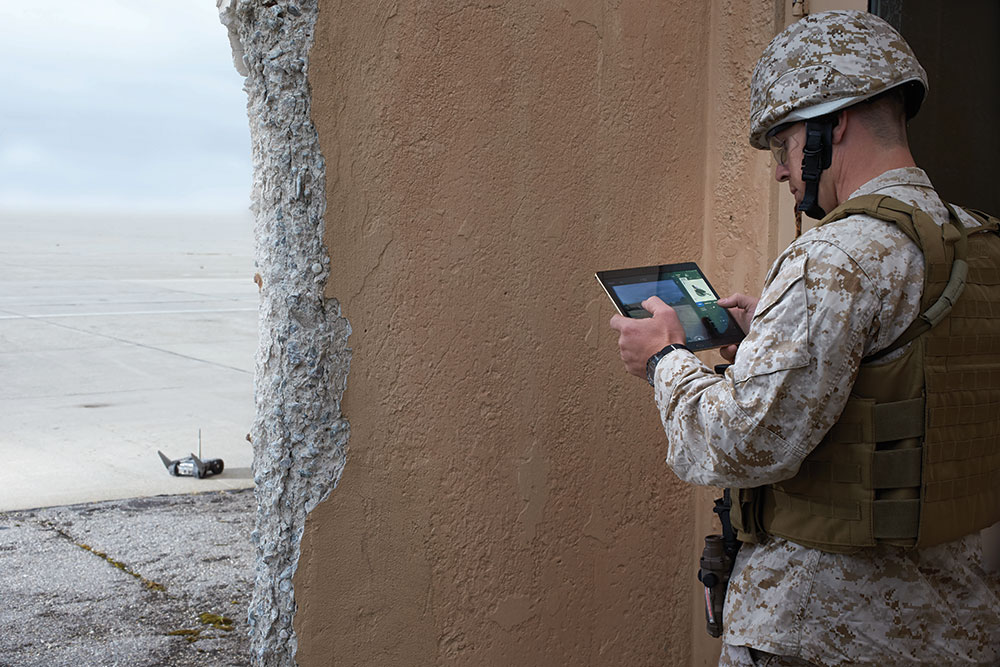 Vojnici koriste Android tablet da upravljaju robotom