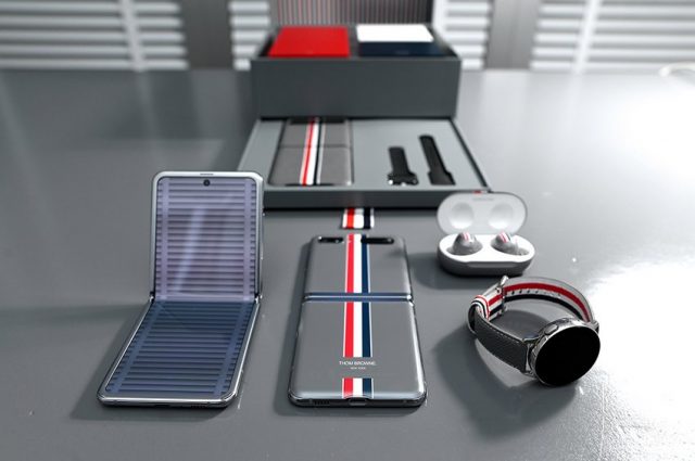 Samsung Galaxy Z Flip Thom Browne Edition u pakovanju sa posebno dizajniranim Galaxy Buds+ i Galaxy Watch Active2